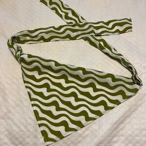 Green and White Wavy Patterned Scarf